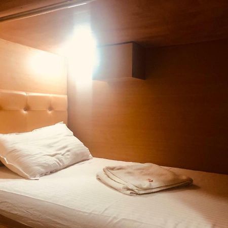 Mabrook Dormitory Мумбай Екстериор снимка