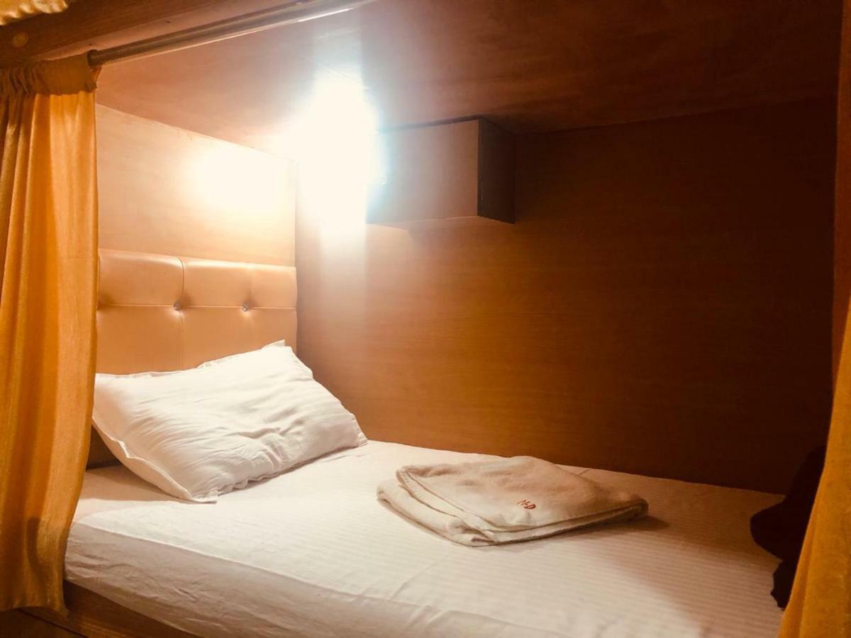 Mabrook Dormitory Мумбай Екстериор снимка